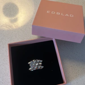 Silvrig Edblad Nitring - Super fin ring från Edblad i storlek 17.50! Säljer då jag bytt til guld smycken, den är i bra skick men har kommit till användning mycket!