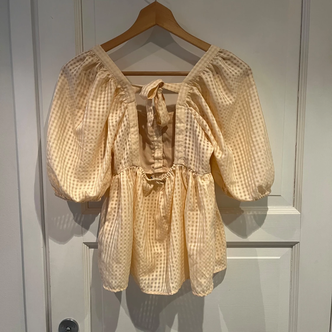 Beige rutig blus med puffärmar och knytning - 1