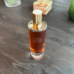 Zara Golden Decade EDP 80ml - Väääldigt lik YSL Libre Intense + lika bra hållbarhet. Mina parfymer förvaras i ett svalt rum och är därför i väldigt bra skick. Väldigt sparsamt använd, som ni kan se! 