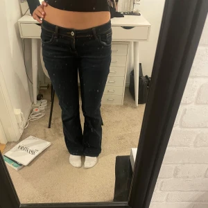 Mörkblåa bootcut - Säljer dessa fina bootcut jeans från HM i storlek 38, innerbenslängd 79. I bra skick har bara använt några få gånger