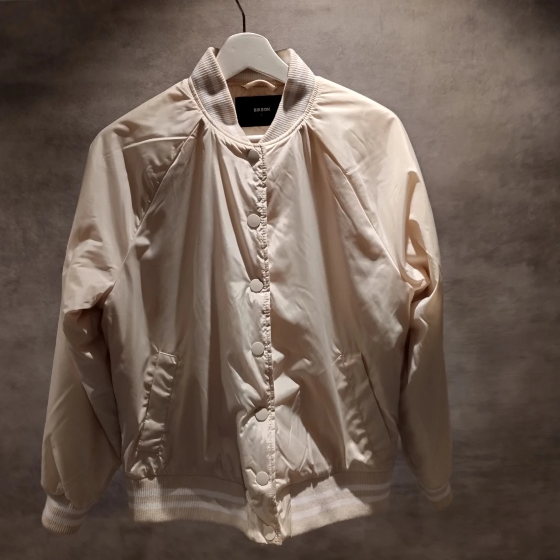 Beige bomberjacka från BikBok - 1