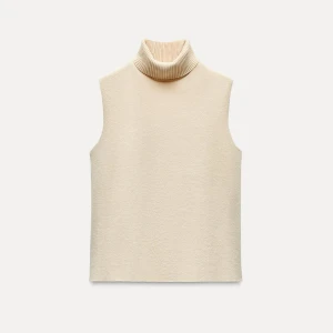 Biege tröja med hög krage från Zara  - Säljer en helt ny tröja från Zara, biege med hög krage i storlek S! Använd en gång och säljer nu för 200kr eftersom att den inte säljs längre💓💓