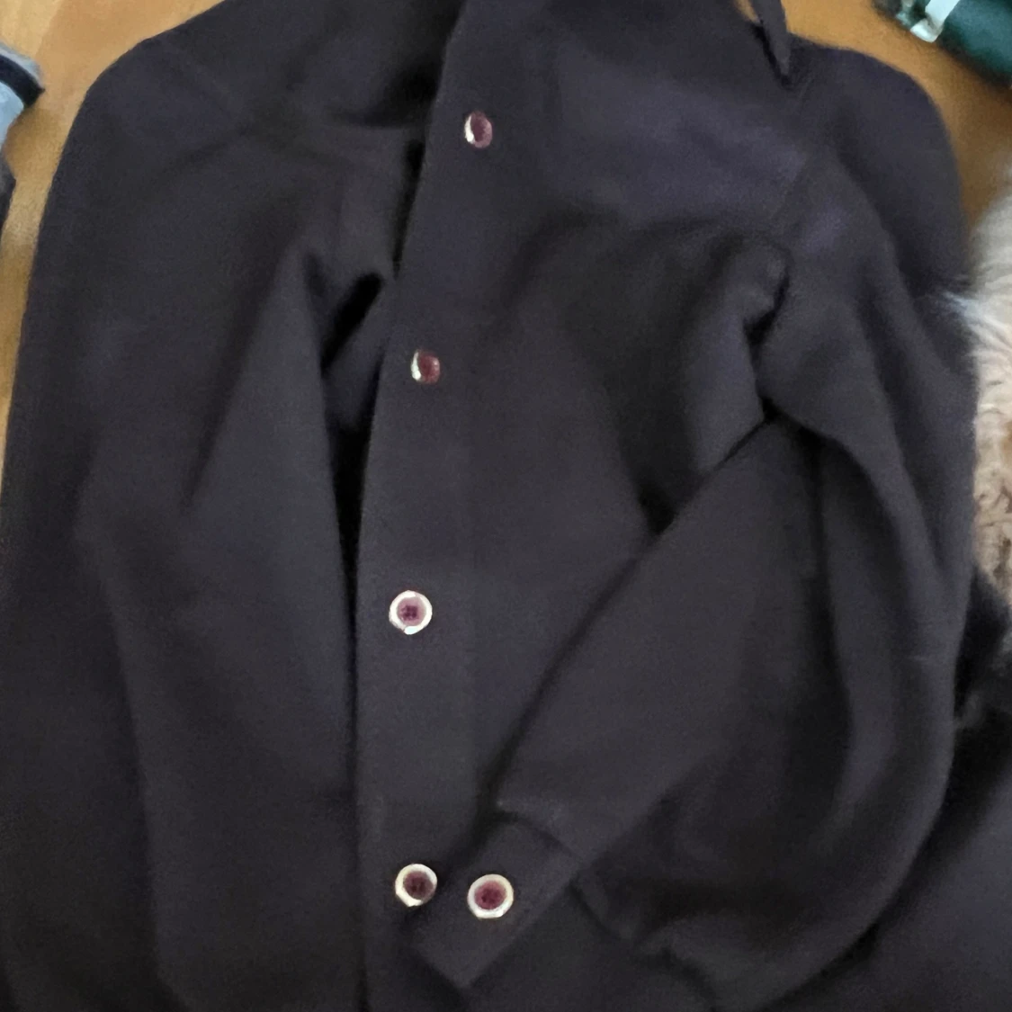 Mörkbrun jacka med knappar från Tan Jay