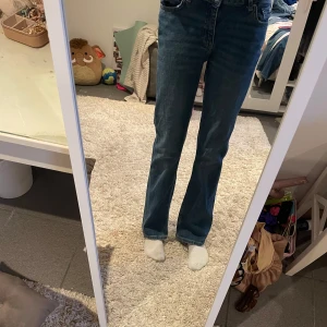 Low waist jeans - Jätte fina jeans men som man ser i bilden är de tyvärr lite för lösa för min smak och även för korta(jag är 166)❤️