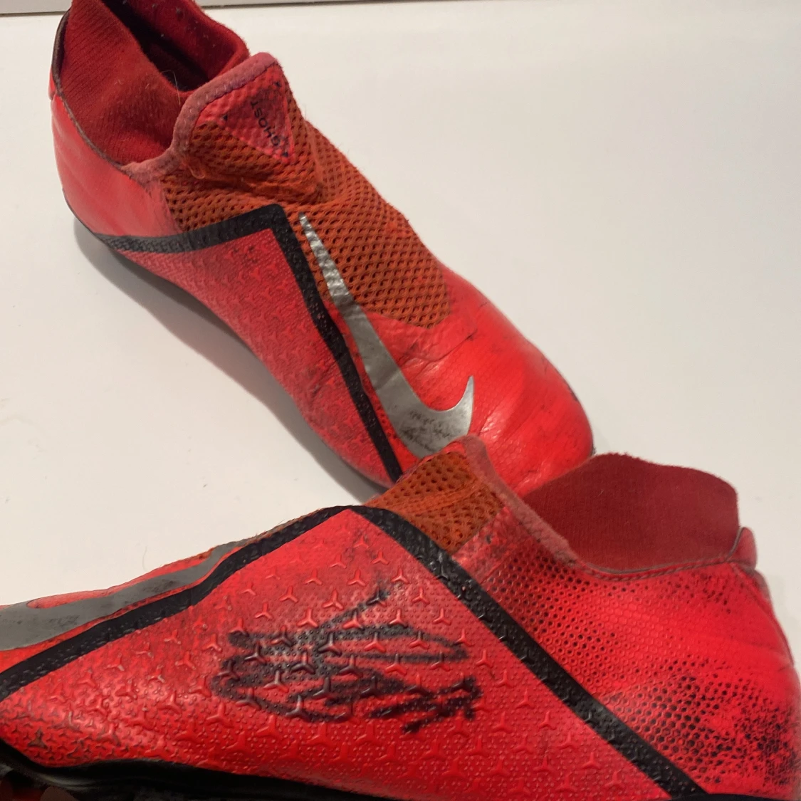 Gråa och röda  fotbollsskor från Puma och Nike  - 2