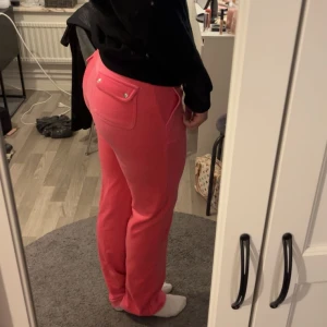 Juicy Coutore  - Använda få gånger, en del av snörena har lossnat men det är inget man tänker på när man har på sig dem 🥰