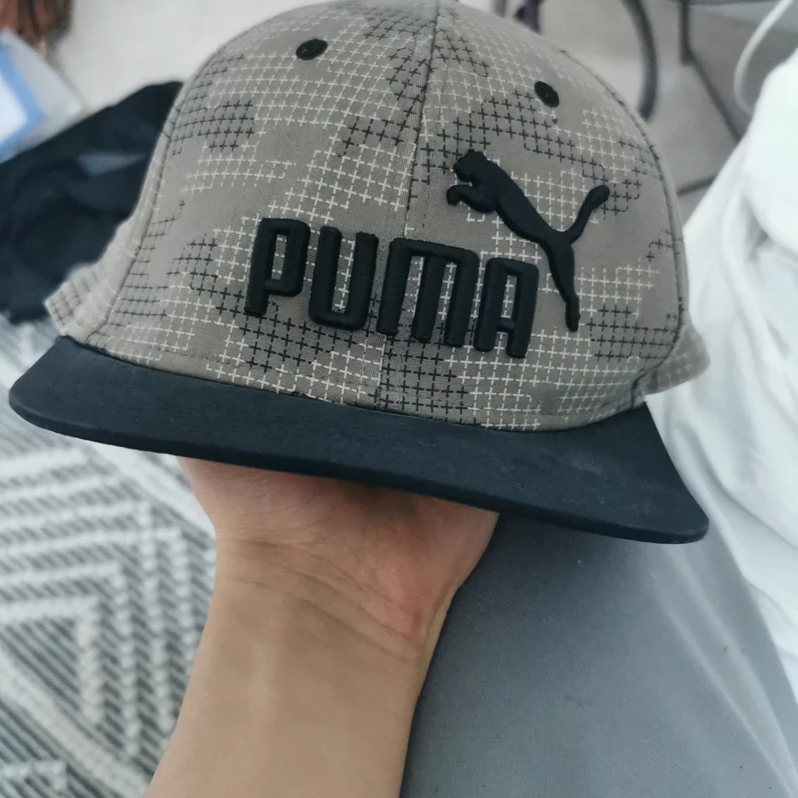 Säljer Grå keps från Puma med svart logga