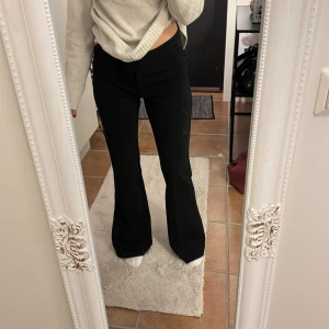 Svarta bootcut kostymbyxor - svarta kostymbyxor med bootcut från gina tricot i storlek S. (Passar mig som vanligtvis har XS då de är stretchiga) Endast använda fåtal gånger, säljer för att jag har för många svarta kostymbyxor