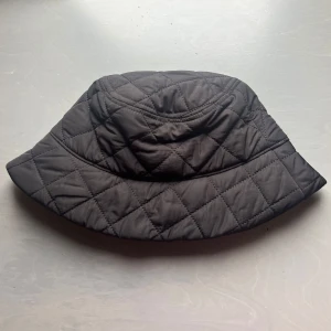 Bucket hat , H&M - Quiltad svart bucket hat från H&M i storlek S. Bra skick 🖤🖤