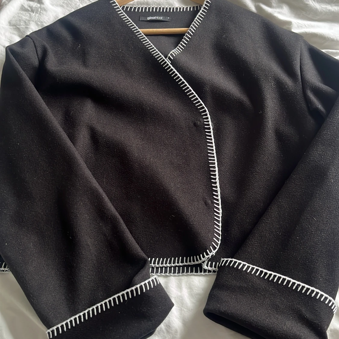 Svart kofta med vita sömmar från Gina Tricot - 1