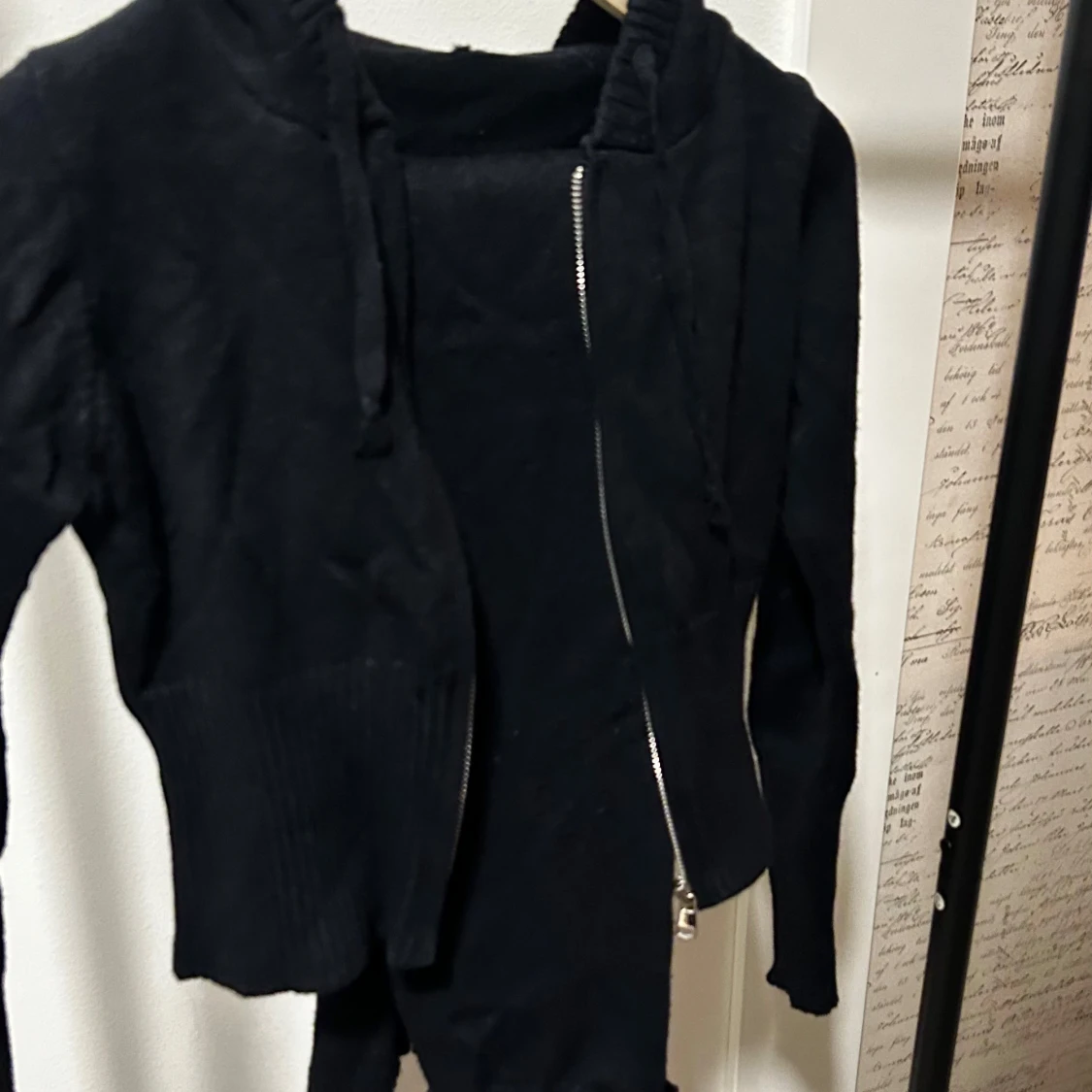 Svart croppad hoodie med dragkedja och tillkommande byxor - 1