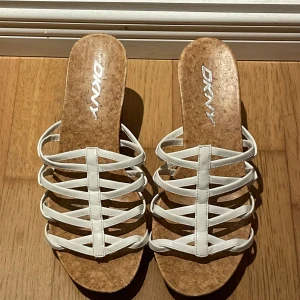 DKNY sandaletter plattåsula kork - Jättefina plattåsandaletter från DKNY. Endast använda fåtal gånger. Stl 37,5.
