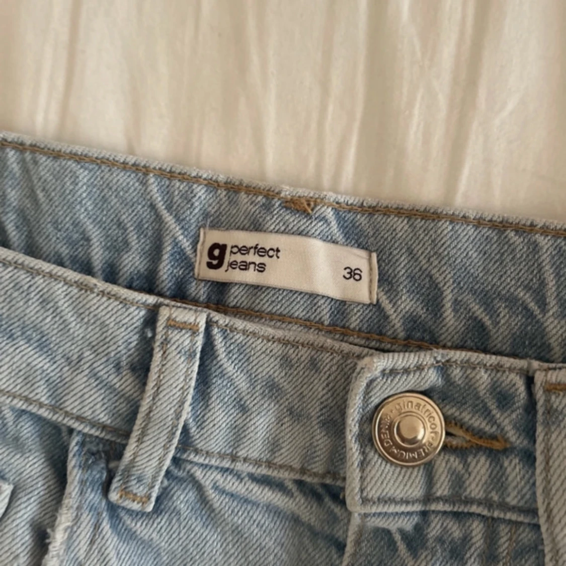 Ljusblå baggy jeans med hål på knäna  - 1