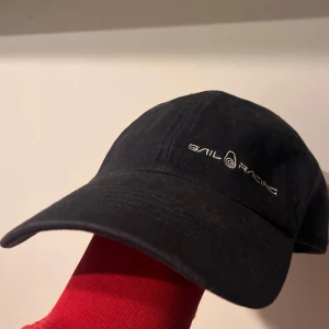 Sail racing keps - Hej säljer min Sail Racing keps då jag inte har någon användning för den. Priset är inte hugget i sten.