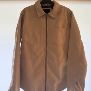 Mocka Jacka - Jack & Jones - Mocka Jacka från Jack & Jones, ej använd! Nypris runt 750kr. Mitt pris 400. Vid snabb affär kan pris diskuteras. Storlek M.