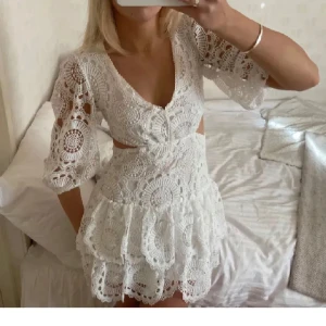 Vit spetsklänning med volang från maje - Världens finaste volangklänning med spets från maje! Dröm klänning😍 perfekt till student eller skolavslutning. ny med lapp kvar! Kom privat vid frågor!! Kan posta 8de maj❤️🥰 