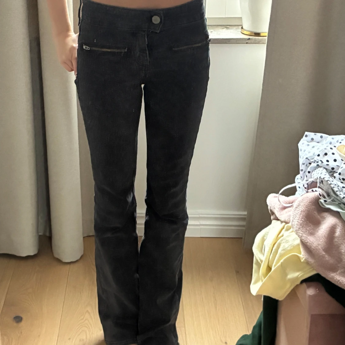 Svarta bootcut jeans med dragkedjedetaljer - 2