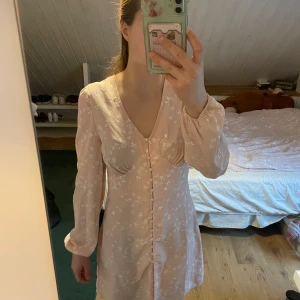 Rosa klänning - Fin rosa kort klänning från Nelly storlek 34. Skriv för frågor eller fler bilder💕