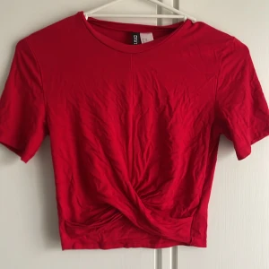 Röd croppad t-shirt från Divided - Säljer en röd croppad t-shirt från Divided. T-shirten har rund halsringning och korta ärmar. Perfekt för dig som gillar en enkel och färgstark stil. Säljer för 30kr, pris går att diskutera❤️