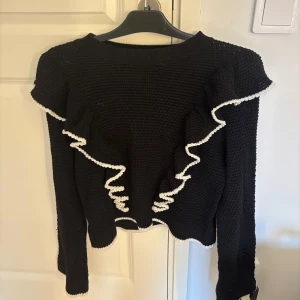 jätte fin stickad tröja ifrån h&m - säljer denna jätte fina tröjan!! Säljer därav den inte används längre 💕(skriv innan ni trycker på köp nu!!)