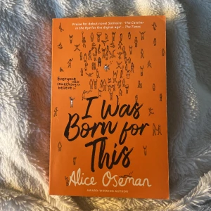 I Was Born for This - En ungdomsroman på engelska med orange omslag, skriven av Alice Oseman. Boken handlar om musik, identitet och att hitta sig själv, med illustrationer av små figurer på framsidan. Perfekt för dig som gillar samtida berättelser om vänskap och kändisskap.
