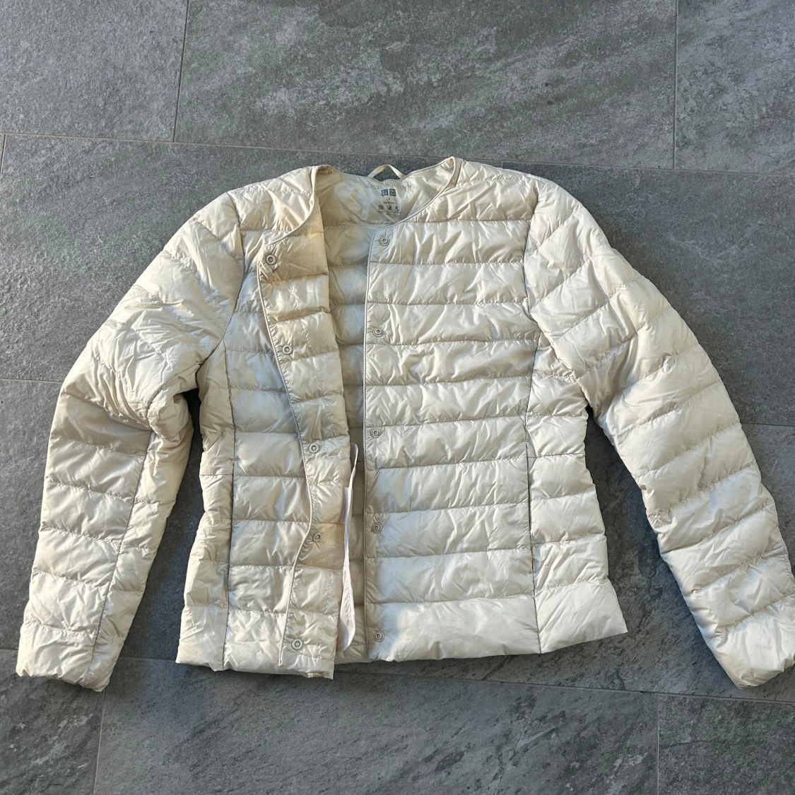 Beige dunjacka från Uniqlo - 1