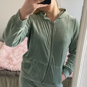 Grön hoodie från Zink - Säljer en mjuk och bekväm grön hoodie från Zink. Den har en dragkedja framtill och en luva för extra mysfaktor. Perfekt för avslappnade dagar. 💚