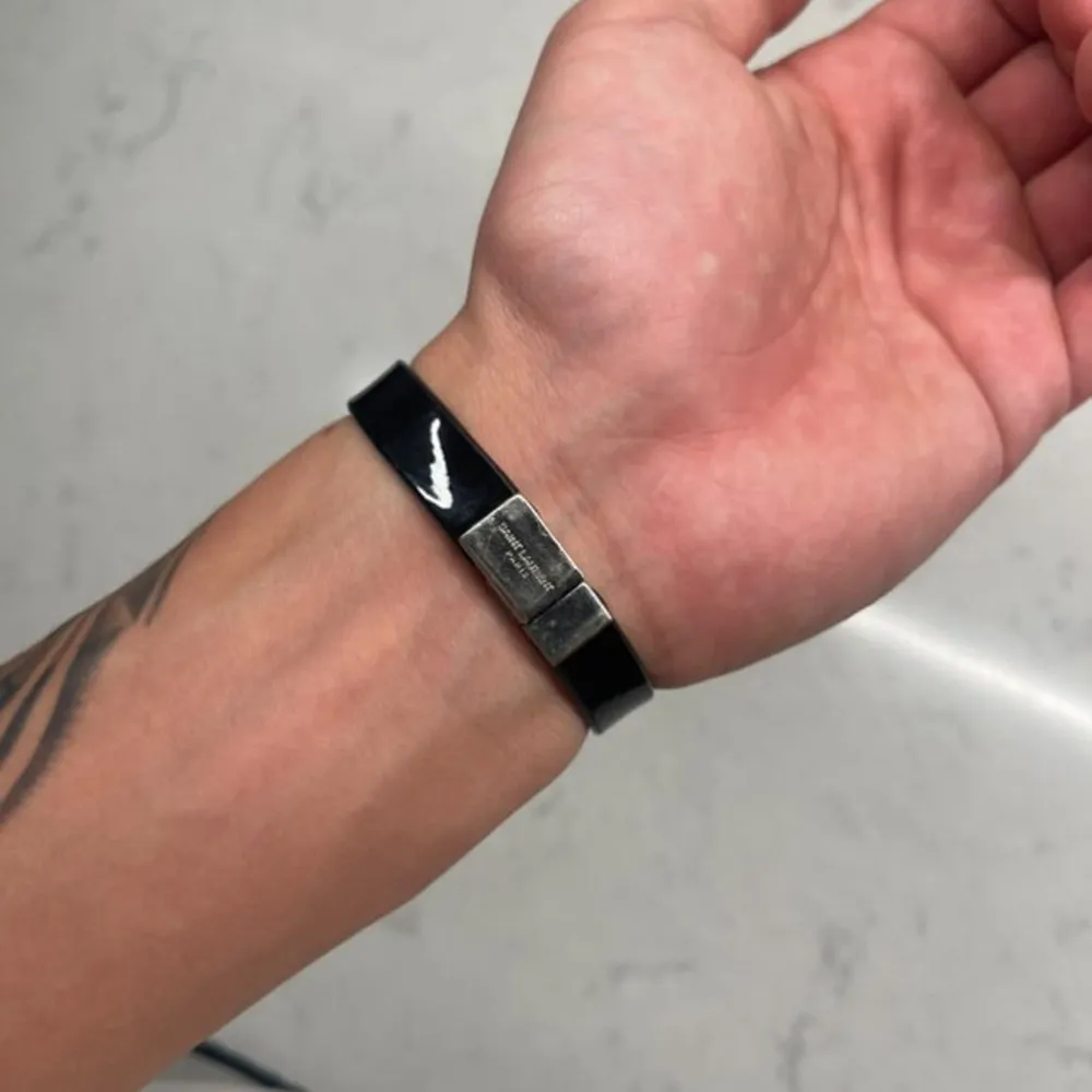 Svart Armband från saintlaurent i storlek (S) passar en handled på ungefär 19CM. Tillkommer smyckesask, påse & kort från saintlaurent vid köp.. Asusteet.