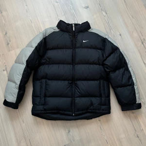 Nike puffer - Nike vintage puffer from 1992! Sizing LENGHT - 62 Cm SLEEVE - 52,5 Cm  WIDTH - 52 Cm 12-16 US EU 152-158