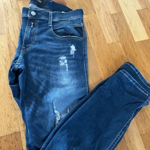 Replay jeans - ||Replay Hyperflex modell me slitningar || 10/10 skick || Bra pris || Strl 30/32 || hör av er vid frågor eller funderingar ||
