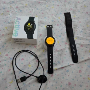 Samsung Galaxy Watch Active - Säljer en Samsung Galaxy Watch Active. Denna smartwatch är perfekt för den som vill hålla koll på sin träning och vardag. Den kommer med laddare och extra armband. Klockan är nästan ny.