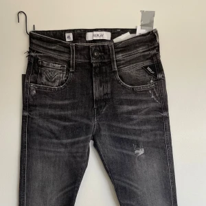 Replay anbass - Säljer ett par svarta reaply jeans med snygga slitningar. Dom är splitter nya, och alla lappar sitter kvar. Om ni vill ha fler bilder eller har andra frågor så är det bara och skicka. Pris ej hugget i sten🎱