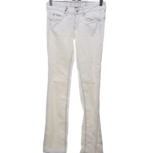 Vita jeans från Calvin Klein - Snygga vita jeans från Calvin Klein med en klassisk design. De har en knappgylf och femficksmodell. Perfekta för en stilren look.