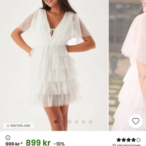 Vit kortklänning med volanger - Säljer denna klänning då jag köpte en annan student klänning och kan inte lämna tillbaka denna helt ny och lappen sitter på utsåld i storlek 34 på hemsidan pris kan  diskuteras