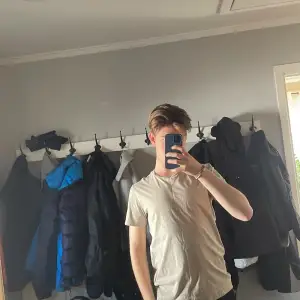 En vit T-shirt i storlek M från lager 157