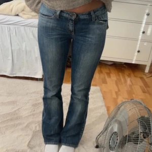 Lågmidjade jeans - Jeans med låg midja och så snygg mörkblå färg!! Storlek 38 men sitter mer som en 36. Lite långa på mig som är 165