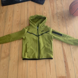 Nike tech grön  - Nu säljer jag min Nike tech som är i en lite militär grön färg, det är den gamla modellen som inte finns och köpa mer! Storleken är från 137-147 CM om är från 10 år.