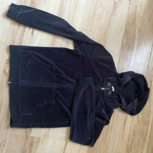 Marinblå zipup från Cubus  - Säljer en marinblå zipup Hoodie från märket Cubus. Den har en dragkedja framtill och en praktisk huva. Perfekt för en avslappnad stil. Storlek S.