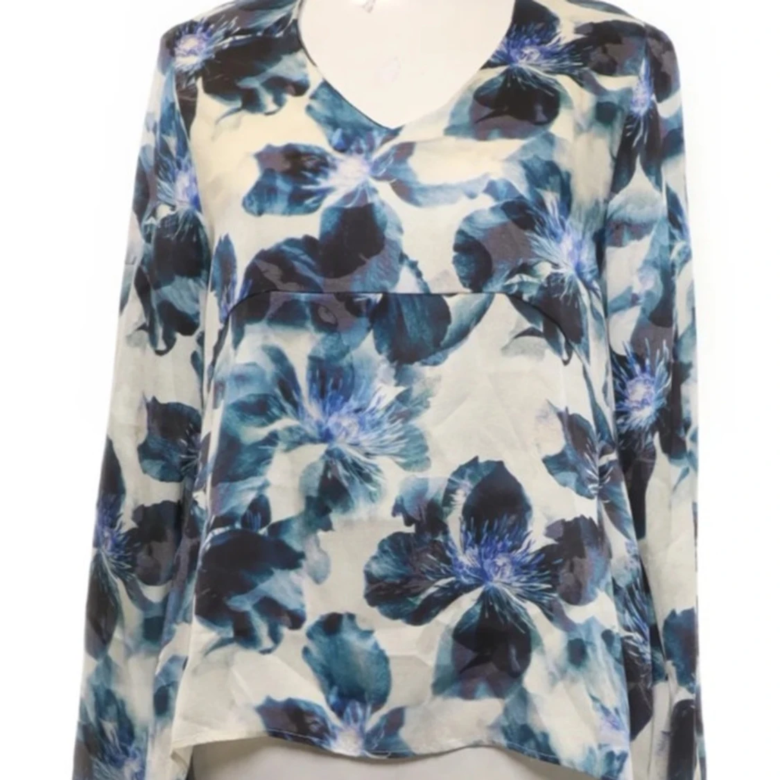 Blommig blus från Modes Stockholm i SIDEN. 