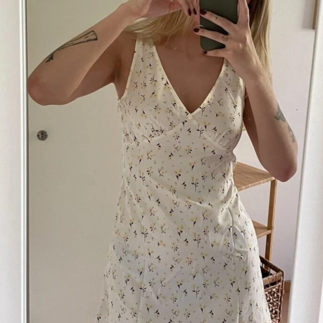 Vit blommig omlottklänning