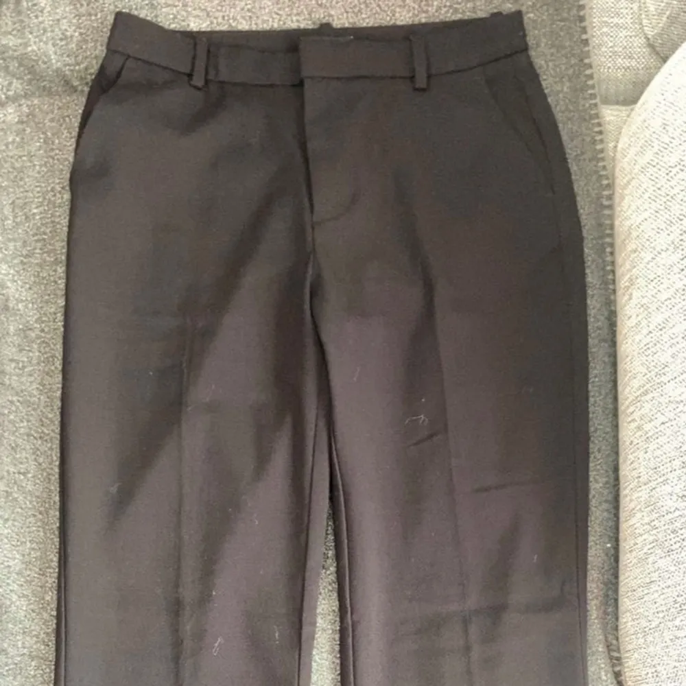 Snygga svarta kostymbyxor från Lindex med hög midja och bootcut. De är i storlek 36 och är i fint skick. Jag är 180cm för referens.🩷 Säljs för 300kr men priset kan diskuteras.. Farkut & Housut.