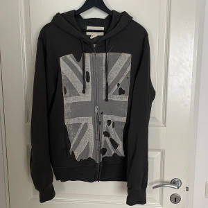 Ralph lauren zip - Asfet rare denim supply zipup som jag säljer pga lite användning. Går för runt 2200+ på andra plattformar men jag säljer min för 1200! Jätte bra skick (hålen är design) storlek L men kan passa M också! Skriv privat vid fler frågor🤝