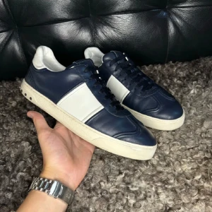 Valentino flycrews  - Feta valentino flycrews i färgen mörkblå. Skorna är i bra skick, men en nit är av. Vid frågor är det bara och höra av sig!