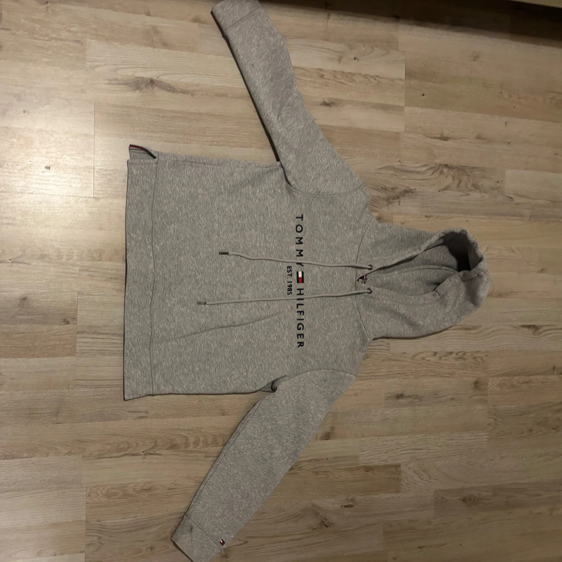 Grå hoodie från Tommy Hilfiger