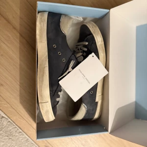 Philippe model skor - Snygga mörkblåa sneakers från Philippe Model. | skicket är ungefär 8/10, de är inga skador på dom bara använda | storlek 43| allt og får med. 