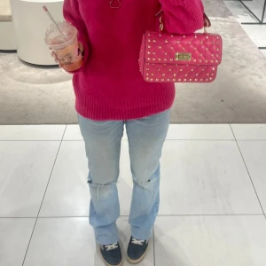 Ljusblå jeans med slitningar - Snygga ljusblå jeans med slitningar på knäna! ❤️passar bra i längden på mig som är 167 cm❤️