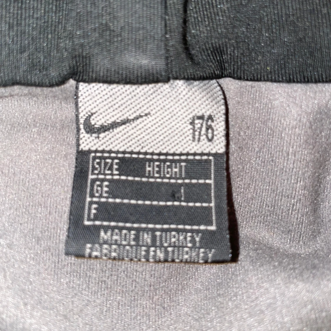 Grå/ grön hoodie från Nike - 4