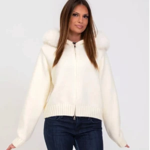 Vit alessa jacka - Så fin jacka ifrån alessa ❤️ jätte snygg och mysig vår jacka!! Ny pris 1800 och den är andelen en gång då den inte passa mig❤️❤️