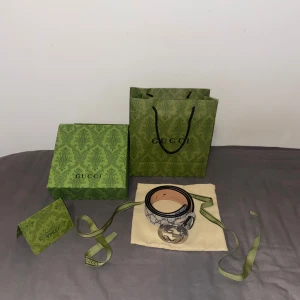 Gucci bälte - Säljer ett äkta Gucci bälte, allt på bilderna medföljer         Finns små tecken på användning men inget som syns  eller märks vid användning                                                           Skriv för mer bilder eller frågor!                 
