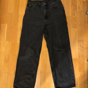 Svarta loose fit jeans - Snygga svarta jeans med loose fit och straight stil. De har en hög midja och är tillverkade i denim. Perfekta för en avslappnad look.
